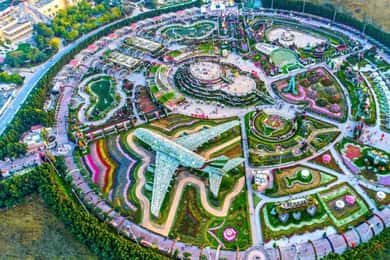 Dubai: Il Giardino dei Miracoli, il Villaggio Globale e la Cornice di Dubai