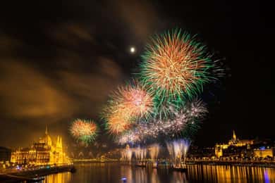 Crociera panoramica con fuochi d'artificio e 1 bevanda