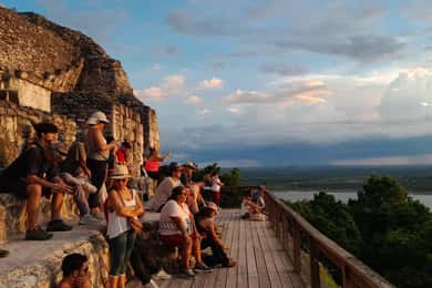 Flores: Yaxha Gedeelde Zonsondergang Tour met Vervoer & Gids