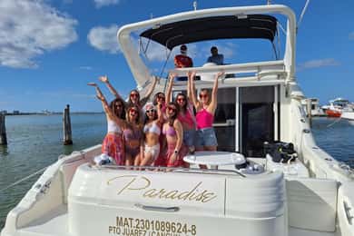 Cancun: Private Luxury 46-Feet Flybridge Yacht Cruise