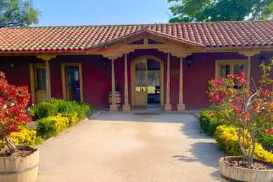 Santiago: Private Tour to Aquitania Winery and Bahá’í Temple