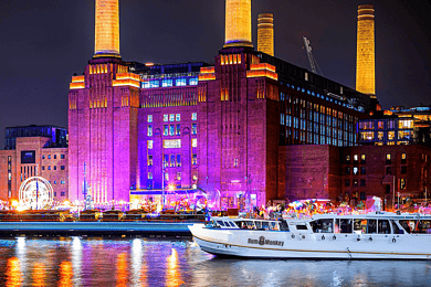 London: Mörk komedi på ikoniska Battersea Barge