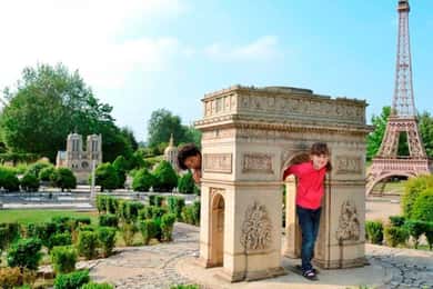Paris: Tour particular pelo parque em miniatura da França com ingresso