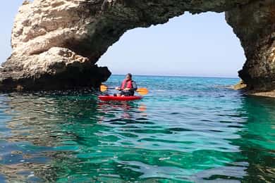 Excursion guidée de 4 heures en kayak dans les grottes marines d'Ayia Napa au départ de la plage de Limnara