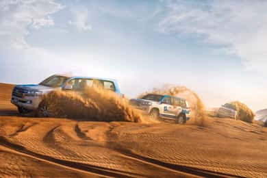 Abu Dhabi: Safari nel deserto con barbecue, giro in cammello e sandboarding