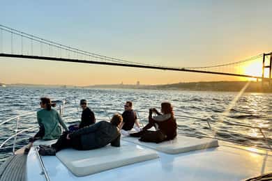 Istanbul: crociera in barca sul Bosforo al tramonto con spuntino