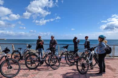 Palermo: Visita guiada en bicicleta por el centro histórico con degustación de comida