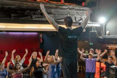 Sevilla: Clase de Baile Flamenco para Principiantes en Teatro Flamenco