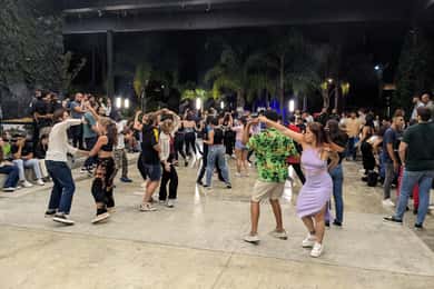 Medellín: Learn to dance Salsa with a professional