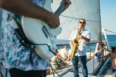 Barcellona: Crociera in catamarano al tramonto con musica dal vivo