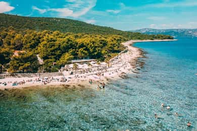 Trogir: Den Blå Lagune og Šolta med frokost og drikkevarer på restaurant
