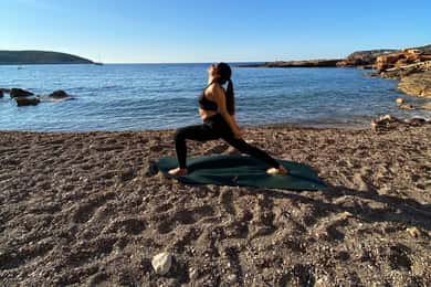 Yoga sur la plage à Ibiza et relaxation aux huiles essentielles