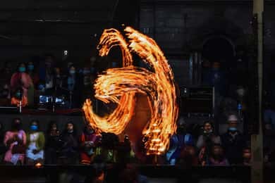 Katmandú: Pashupatinath Aarati y Cremación Visita Nocturna
