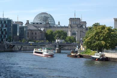 Berlin: Bootstour - Sightseeing Brückenfahrt auf der Spree
