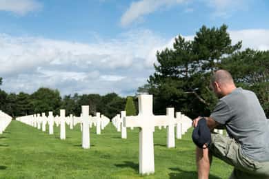 Paris: Normandy D-Day Sites Guided Day Trip with Lunch