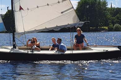 Hamburg: 1.5-Hour Sailing Sightseeing Tour on Aussenalster