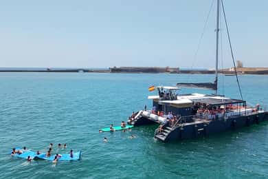 Cádiz capital:Catamarán Experience paseo con baño y almuerzo