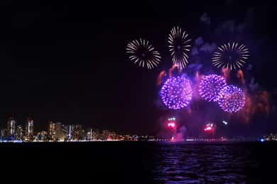 Honolulu: Sunset Snorkeling and Fireworks Cruise