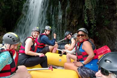 Fra Split: Van Transfer til/fra River Rafting Tour i Omiš