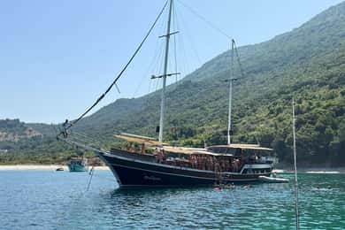 Saranda: scoprite le baie segrete con il tour in yacht del Principe Ennio