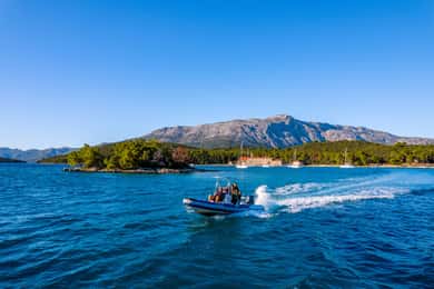Korčula: Shipwreck & Hidden Gems Private Speedboat Tour