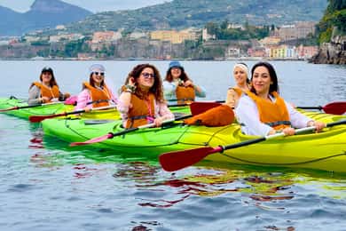Sorrento: Geführte Kajaktour mit 1 Stunde kostenlosem Paddleboarding