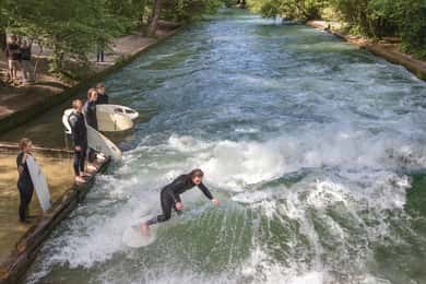 München: Eisbachwelle Surferlebnis