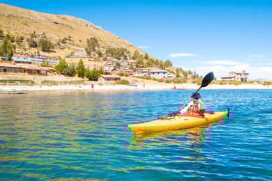Puno: Passeio de caiaque pelo Lago Titicaca com visita a Uros e Taquile