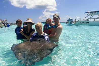 Grand Cayman: Catamaran Cruise with Stingray City & Snorkel