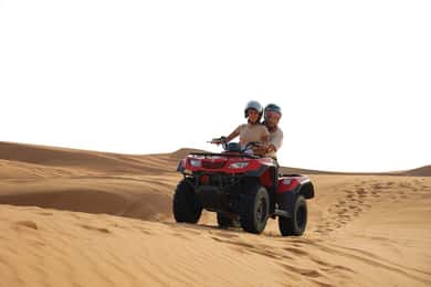 Dubai: Quad Bike szafari, tevék, & táborozás BBQ vacsorával