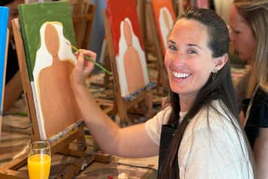 Barcelona: Vino, Pintura, Música y Diversión! Sip & Paint