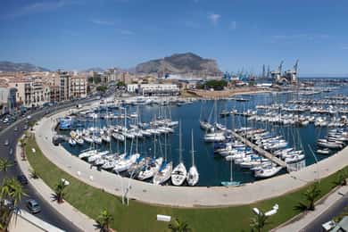 Visita a pie de Palermo: desde el antiguo puerto de la Cala hasta la Catedral.