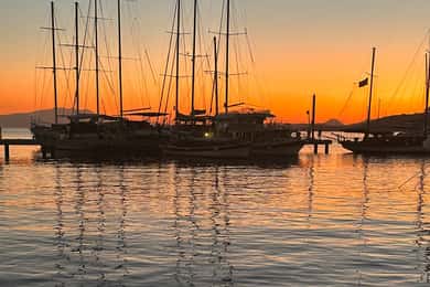 Privat yacht-tur i solnedgang med let middag