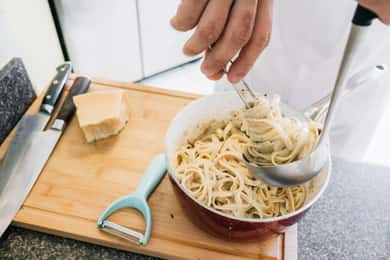 Toronto: Aula de culinária para fazer massa numa destilaria local