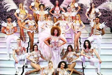 Paris: Seine Yacht Hotel Stay & Paradis Latin Cabaret show