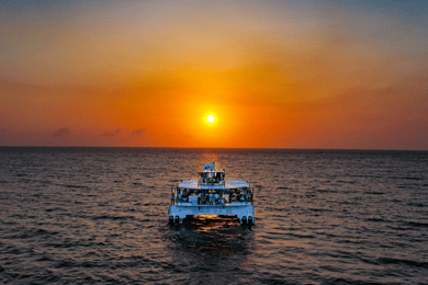 Cartagena: Sunset Open Bar Cruise in Catamaran or Speedboat