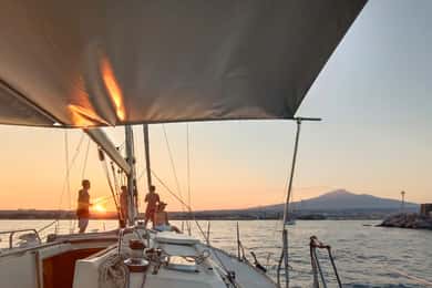 Catania: Zeiltocht langs de kust met aperitief
