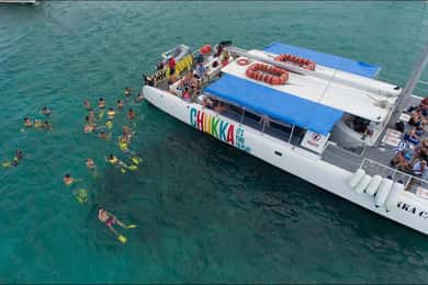 Ocho Rios: Passeio de Catamarã e Snorkel + Escalada no Rio Dunn's