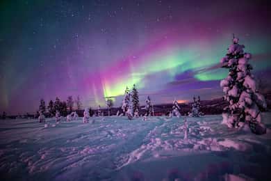 Nattligt snöskovandringsäventyr under norrskenet