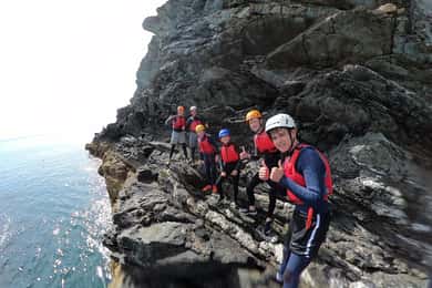 アングルシー島：スイミング、クライミング、ジャンプを楽しめる壮大なコースティング