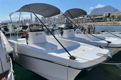 Benidorm: alquiler de barcos sin patrón durante 1 hora o más.
