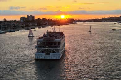 Newport Beach: City Cruises Middagskryssning med DJ under helgen