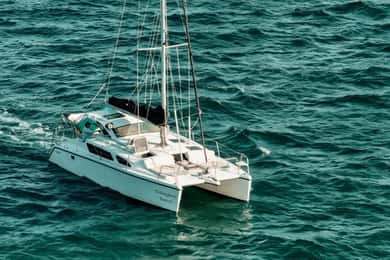 Cancún: Isla Mujeres Catamarán de fiesta sólo para adultos con bebidas