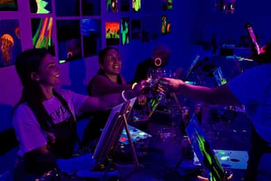 Málta: Glow-in-the-Dark Drink & Paint Experience