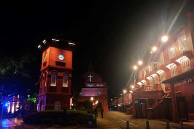 Kuala Lumpur: Tour privato notturno di Malacca con crociera e trishaw