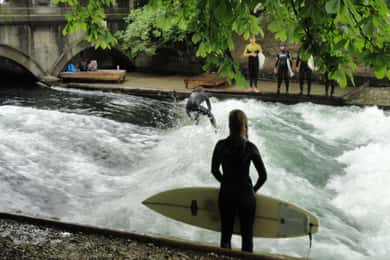 München Surf Experience Surfen in München Eisbach River Wave