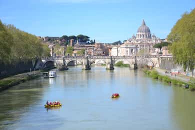Rome: navigation of the Tiber in the heart of the historic center