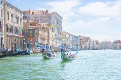 Venedig: Gemeinsame Gondelfahrt über den Canal Grande