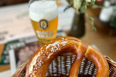Hamburg Traditional Food Tour: Full Meal and Drinks