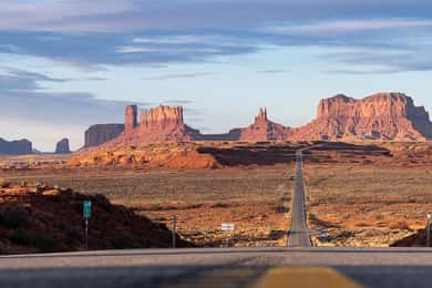 Monument Valley: Cultural Tour with Dinner and Entertainment